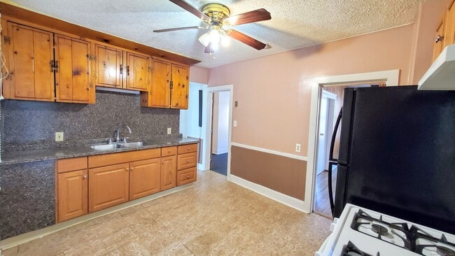 Foto del edificio - 266 Falls Ave