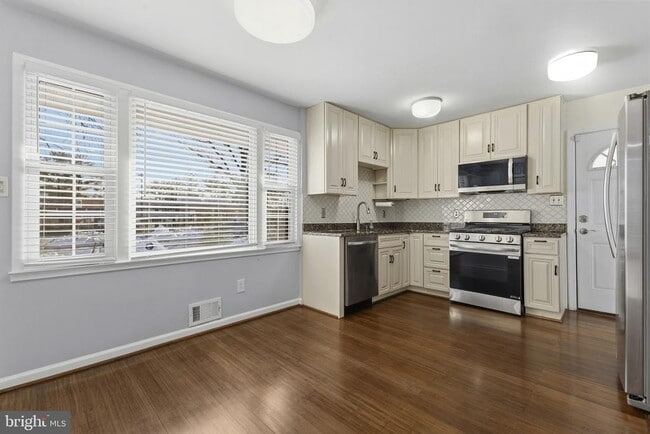 Foto del edificio - 5412 Nutting Dr