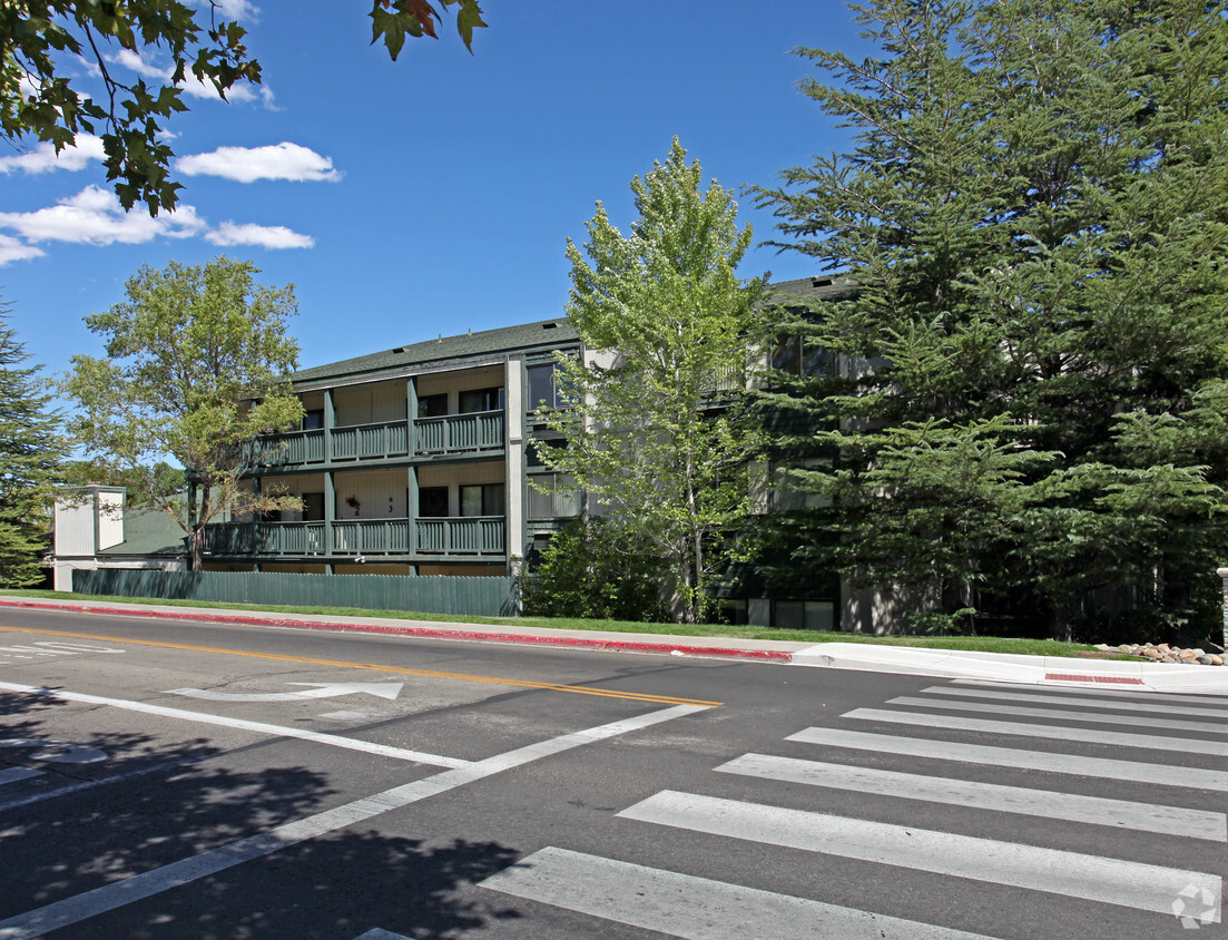 Primary Photo - Lakeside Manor