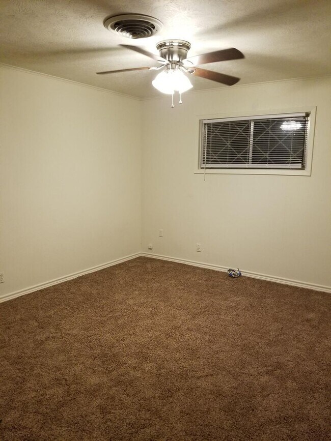 Building Photo - Preleasing Mid March