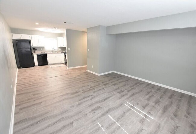 Building Photo - Spacious 2 Bedroom 1 1/2 Bathroom