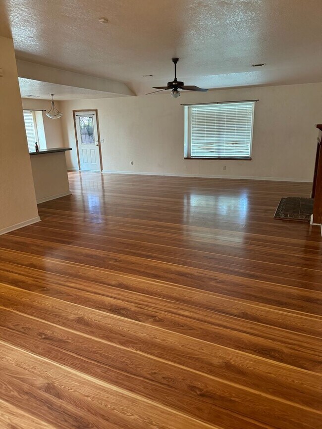 Building Photo - 3 bed/2 bath in Yukon