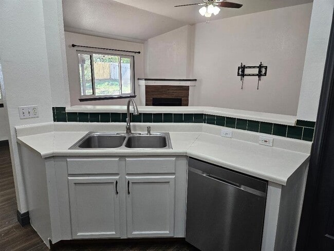 Building Photo - 214 Maple Ln