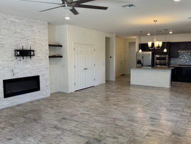 Foto del edificio - 9810 N Howling Wolf Rd