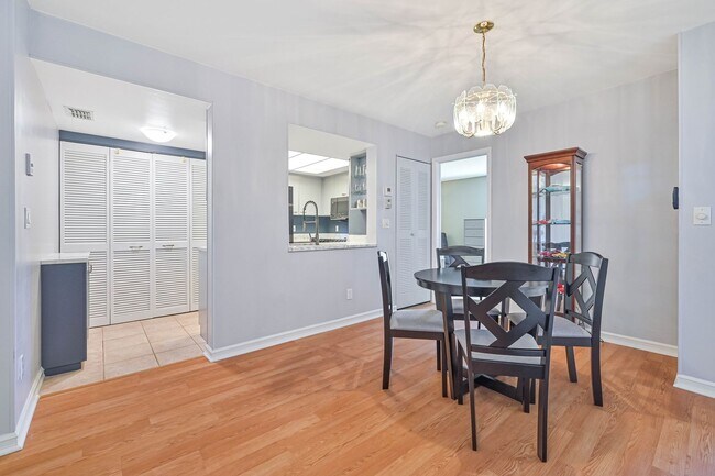 Building Photo - ** 2/2 First Floor Condo ~ Cross Creek ~ Renovated!