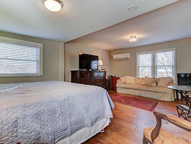 Building Photo - South Knox 3BR/2BA - TWO kitchens; great for roommates or MIL suite