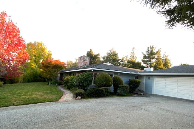 Building Photo - 615 Darrell Rd