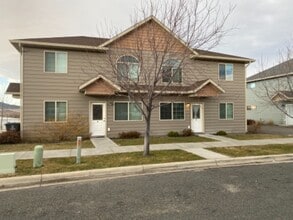 Building Photo - 2744 Overlook Blvd