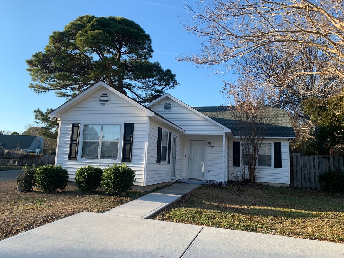 Foto principal - Fawn Creek 3 Bedroom 2 Bath House Availabl...