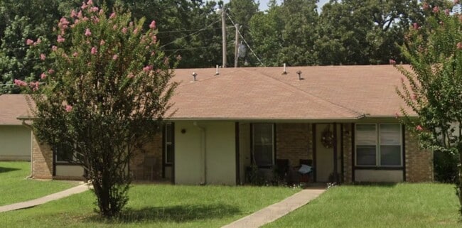 Building Photo - 1001 Lakeview Dr