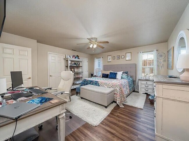 Foto del edificio - 136 Forest View Cir