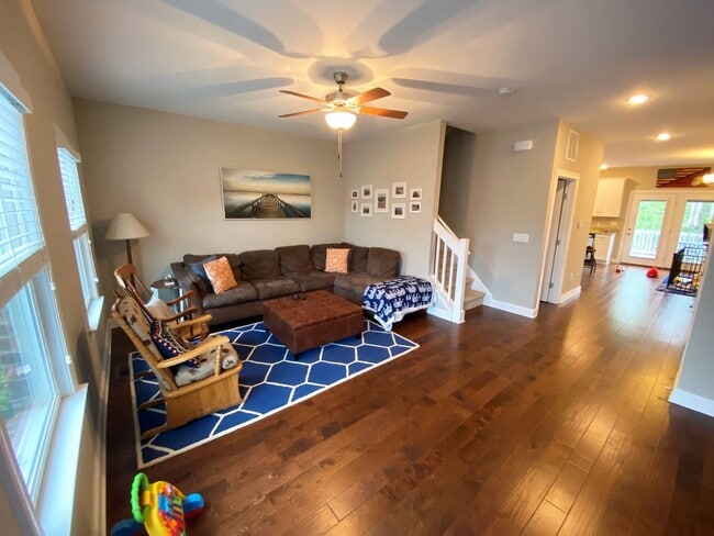 Building Photo - Upscale Luxury Towhouse