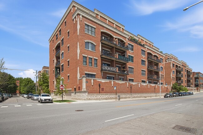 Building Photo - 2801 N Oakley Ave