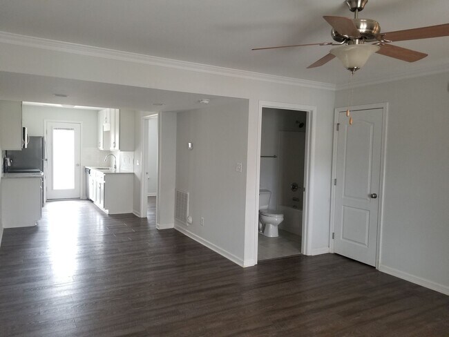 Building Photo - Tavern Grove Subdivision - End Unit Townhouse