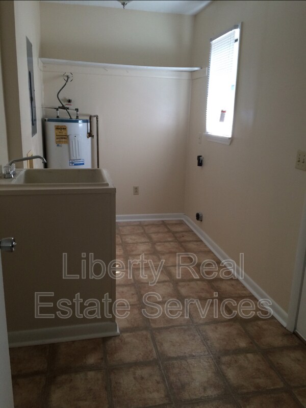 Building Photo - 245 Garden Cir