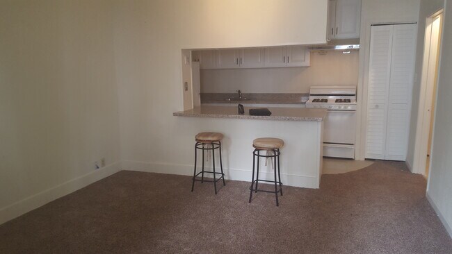 Building Photo - Victorian one bedroom apartment in Noe Val...