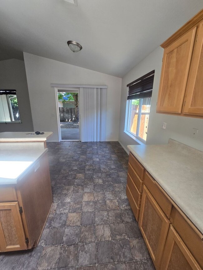 Building Photo - 3 bed 2 bath  Home for Rent in Grants Pass