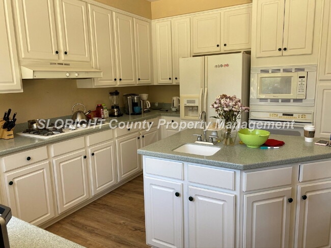 Building Photo - AVAILABLE AUGUST - Beautiful Large 2 Story Home - 5 Bedroom / 3 Bathroom