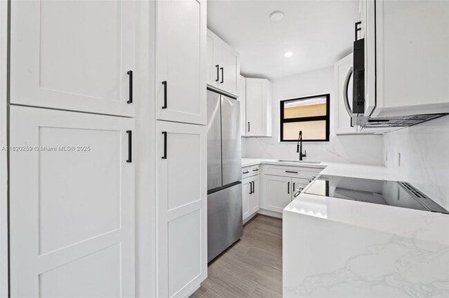 Building Photo - 4222 NE 1st Ave