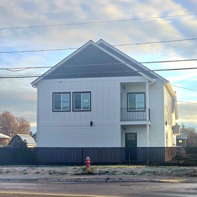 Foto del edificio - Newer 2 bedroom, 2 bathroom duplex