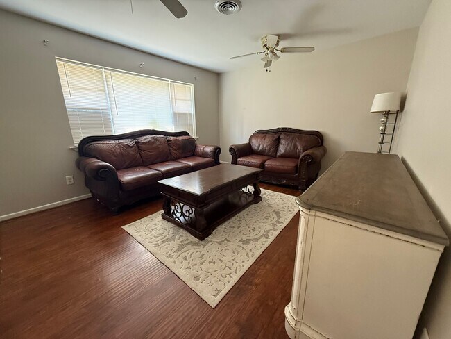 Foto del edificio - 5606 Dahlia Ln