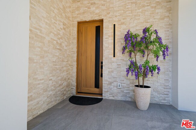 Foto del edificio - 19235 Strathern St