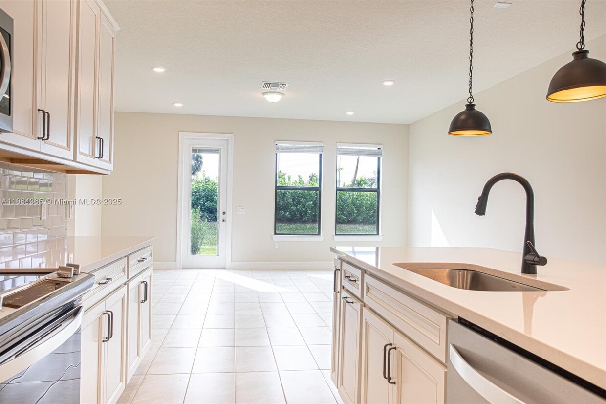 Foto principal - 8648 Escue St