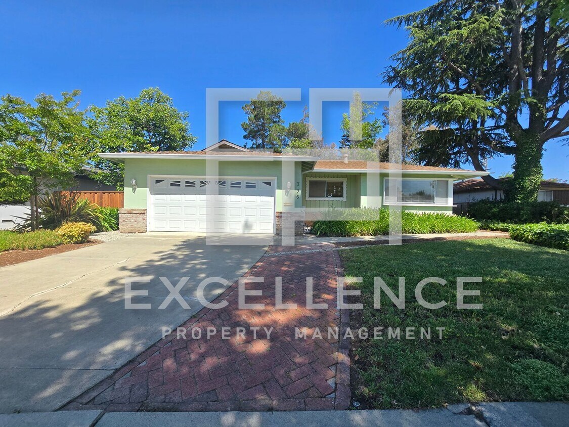 Foto principal - 3/2 House with New Carpet, Real Hardwood F...