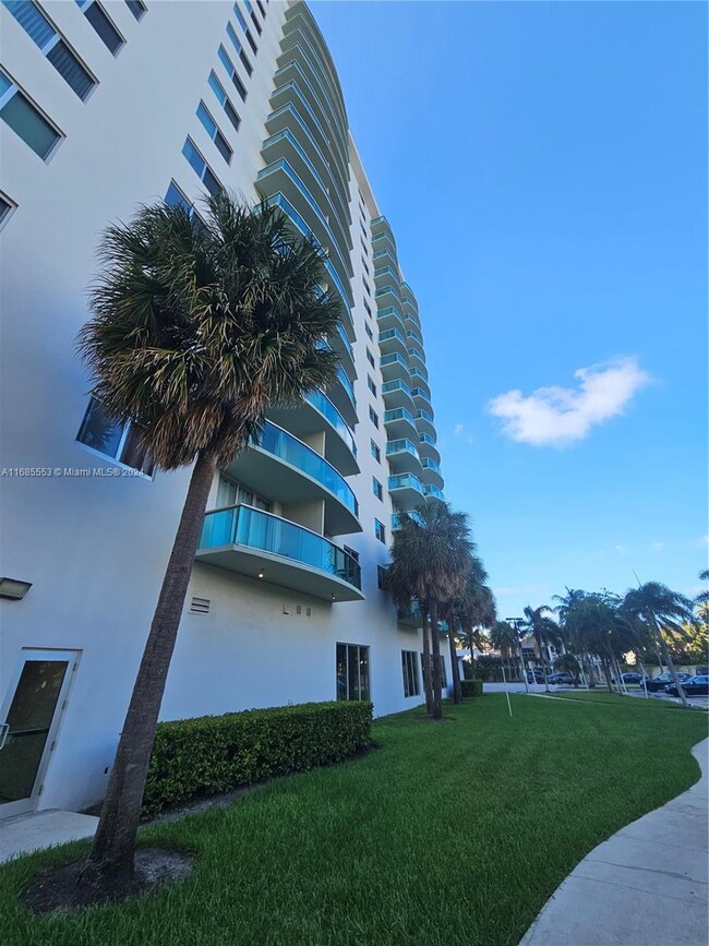 Foto del edificio - 19380 Collins Ave