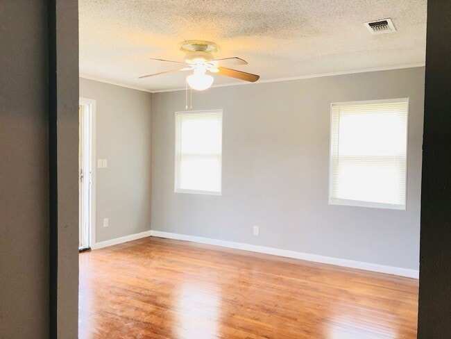Building Photo - 1301 Greenbrier Dr