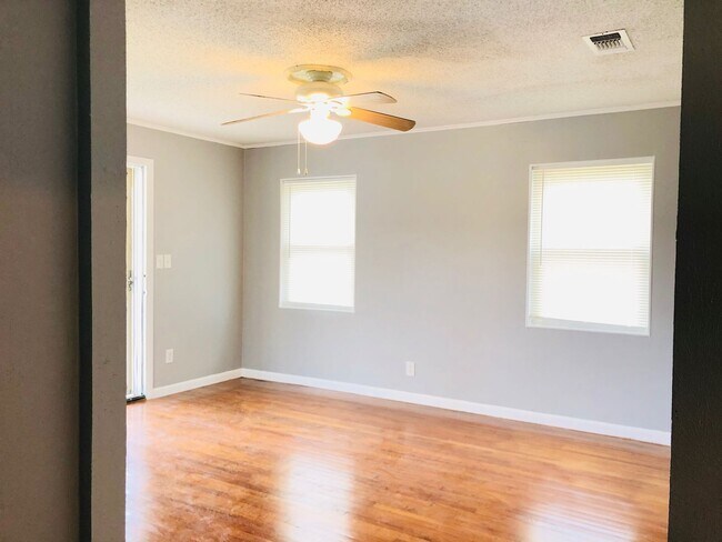 Foto del edificio - 1301 Greenbrier Dr