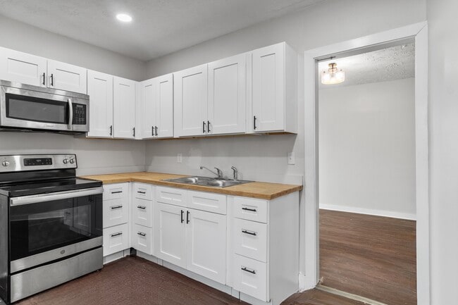 Foto del edificio - 3312 E 9th St