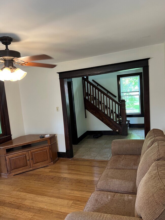 vista del vestíbulo desde la sala de estar - 744 Penn Ave