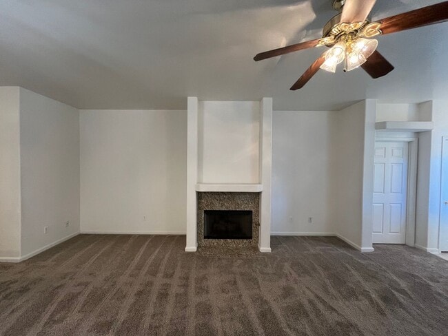 Building Photo - Beautiful 3 Bed 2 Bath Home with 3 Car Garage Available!