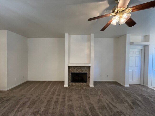 Foto del edificio - Beautiful 3 Bed 2 Bath Home with 3 Car Garage Available!