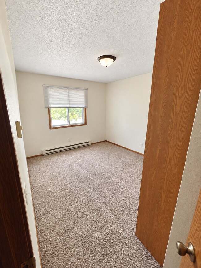 Building Photo - Great location 2 bedroom aparment near MSUM available now!