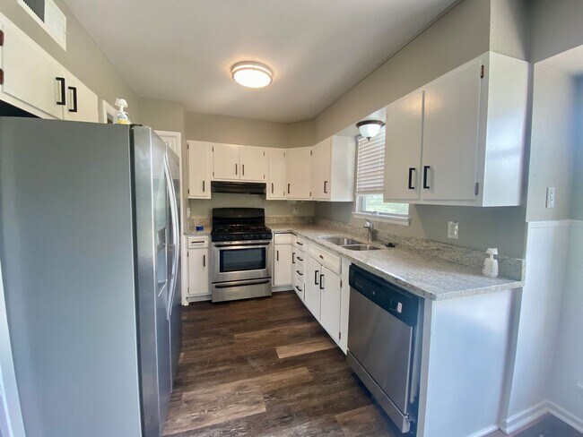 Building Photo - Adorable remodeled home 3 bedroom 2 bath i...