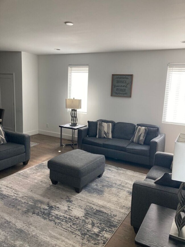Foto del edificio - Large Like new townhome in Nashville