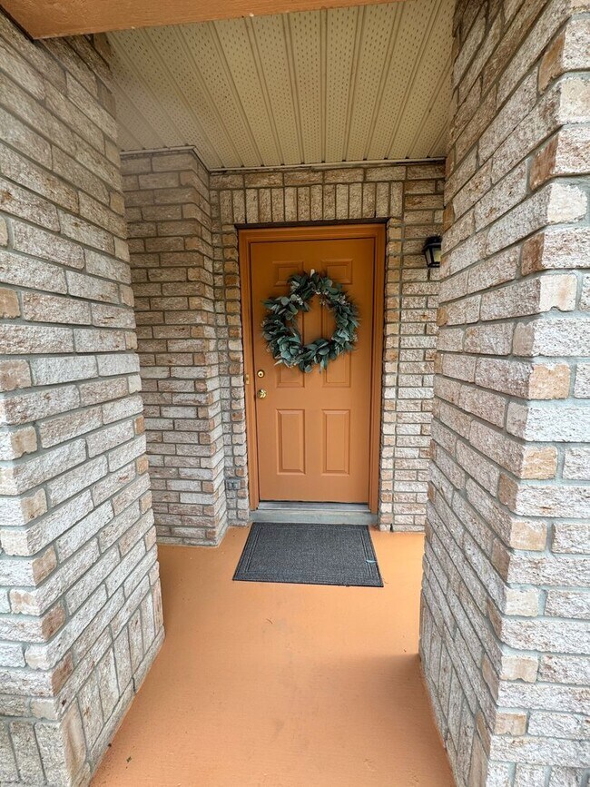 Foto del edificio - Spacious 3-Bedroom Home in Prime Location ...