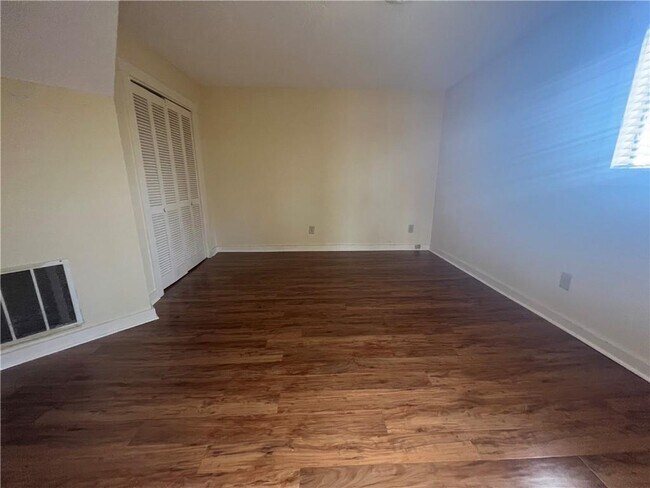 Foto del edificio - 3208 Lake Rd Cir