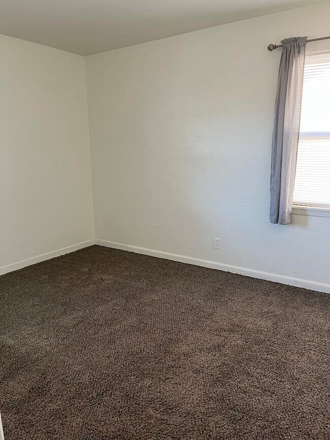 Building Photo - 221 Hoover Cir