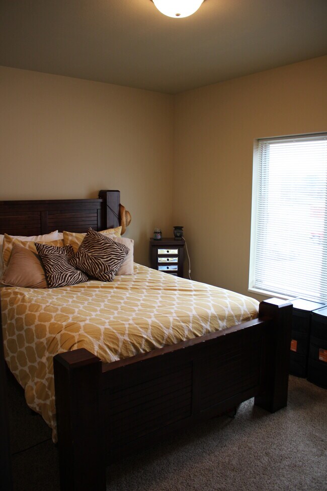 Building Photo - 3743 Ravenwood Cir