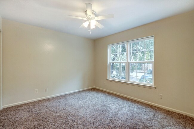 Building Photo - 3-3 Dukes Way