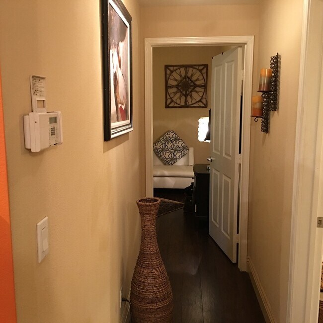 Foto del edificio - FURNISHED  1 bed/ 1 bath updated home in A...