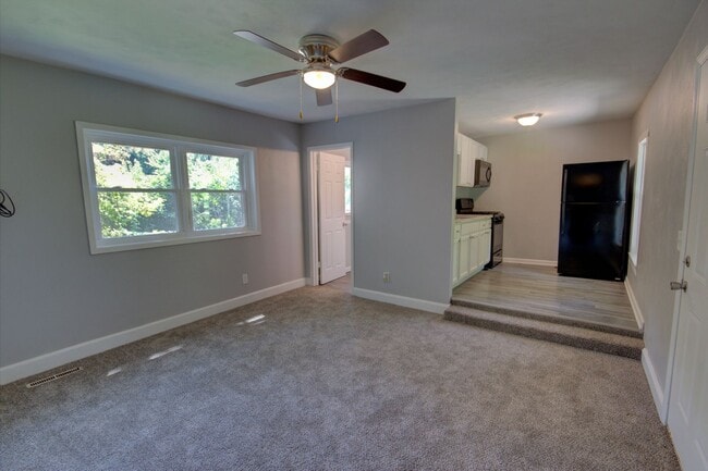 Building Photo - 2 Bedroom 1 Bath House in Davenport