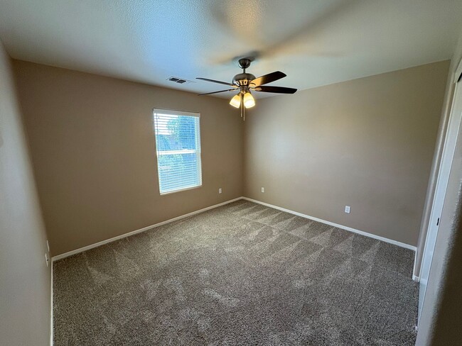 Building Photo - Spacious Two Story Home in SW Visalia Avai...