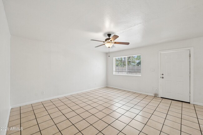 Foto del edificio - 2133 W Adams St