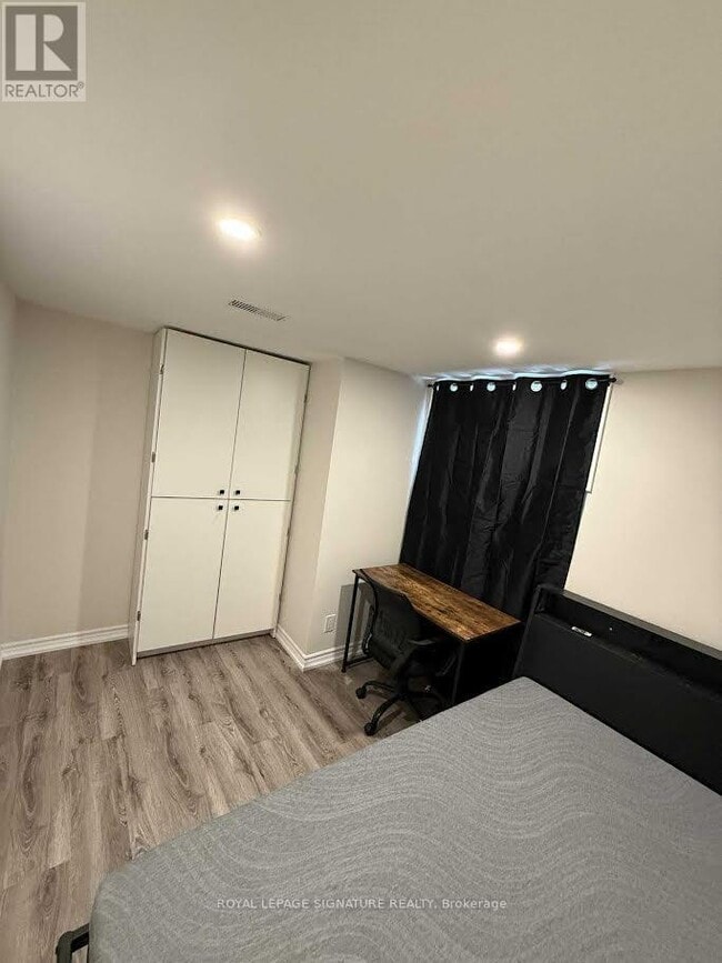 Building Photo - 4050 Dunmow Crescent