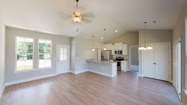 Building Photo - 22 Racquet Club Dr