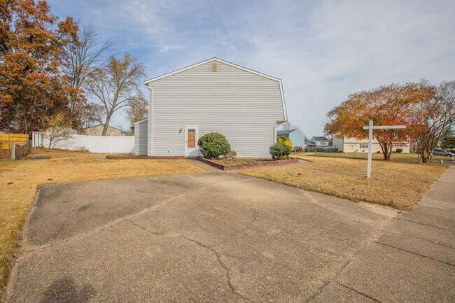 Building Photo - Lovely 3 BR/2.5 BA EOG Townhome in Glen Bu...